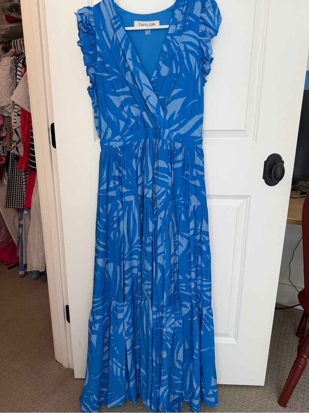 Taylor Blue Tropical-Print V-Neck Maxi Dress, Size 8 w/pockets - like new!